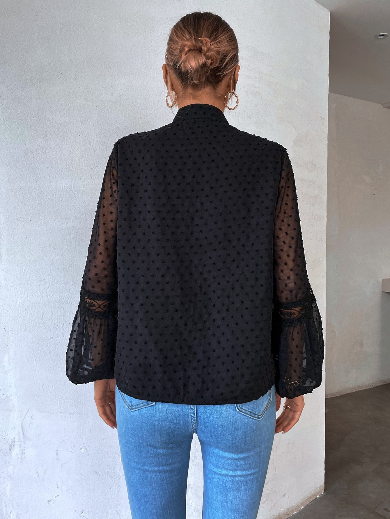 Blusa de lunares de malla con manga farol y flecos