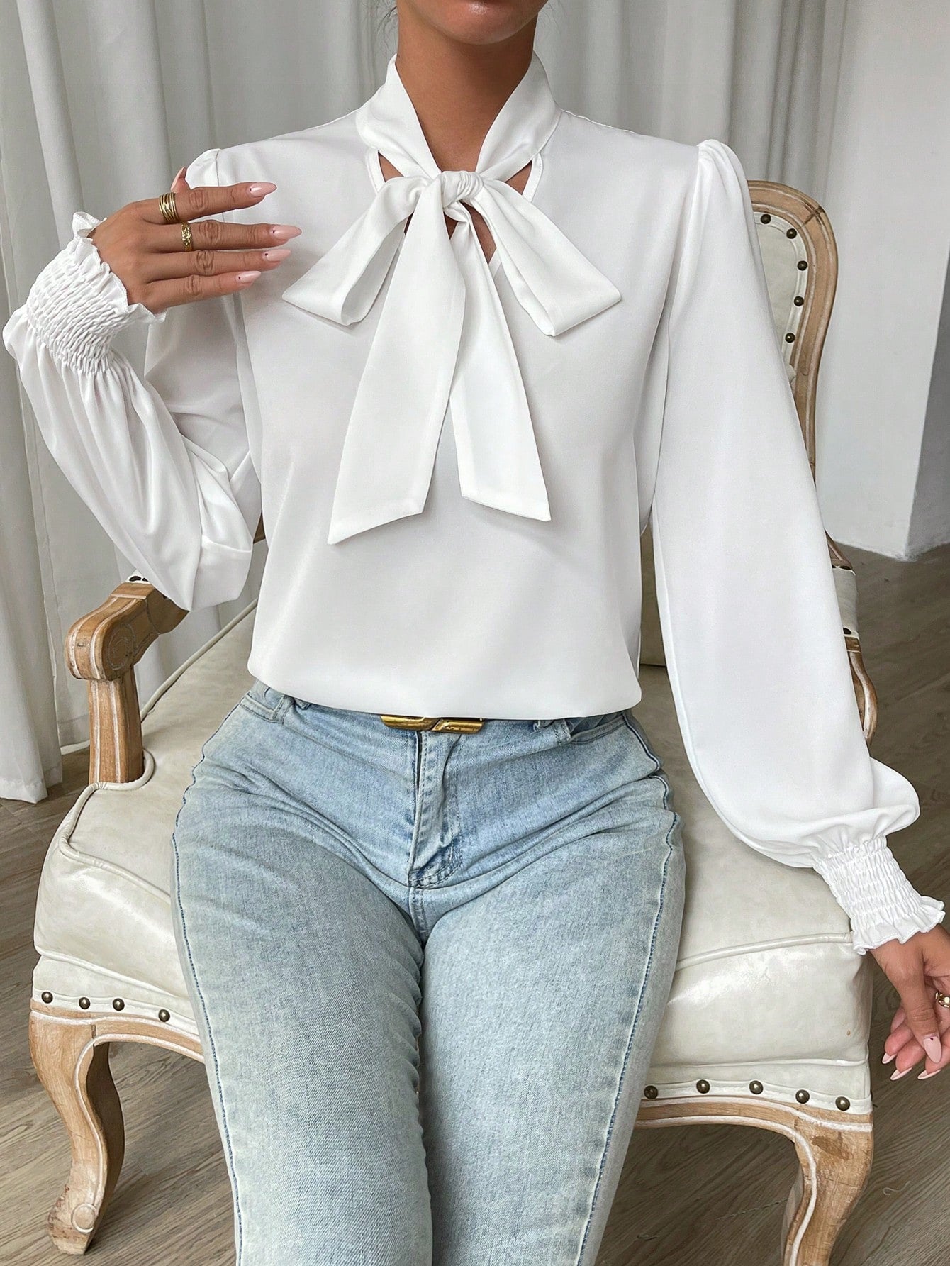 Blusa con cuello de cordón y manga farol