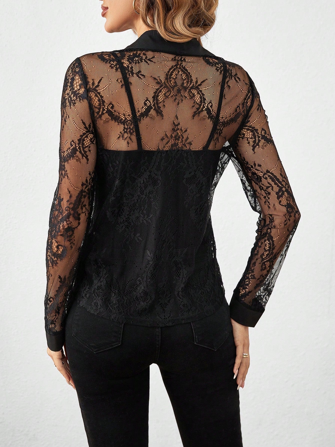 Blusa negra con mangas de encaje