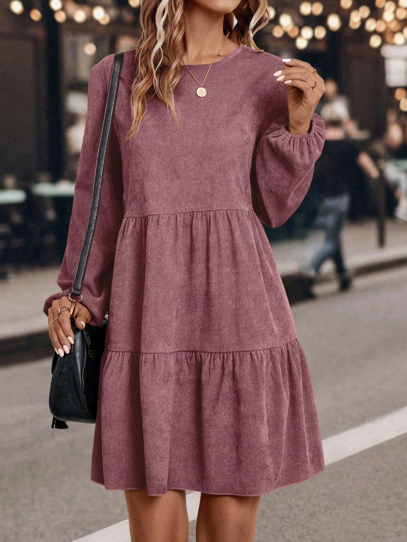 Vestido corto unicolor con cuello redondo, manga obispo y volantes en el bajo